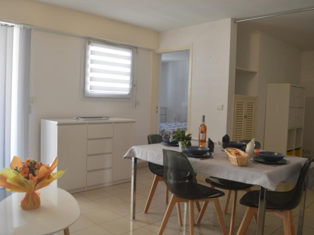 Appartement Climatisé avec Loggia et Parking Proche Port - Fréjus - FR-1-226A-181 - 5