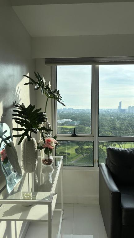 Best Sunset and Golf Course View BGC 2BR, Manila