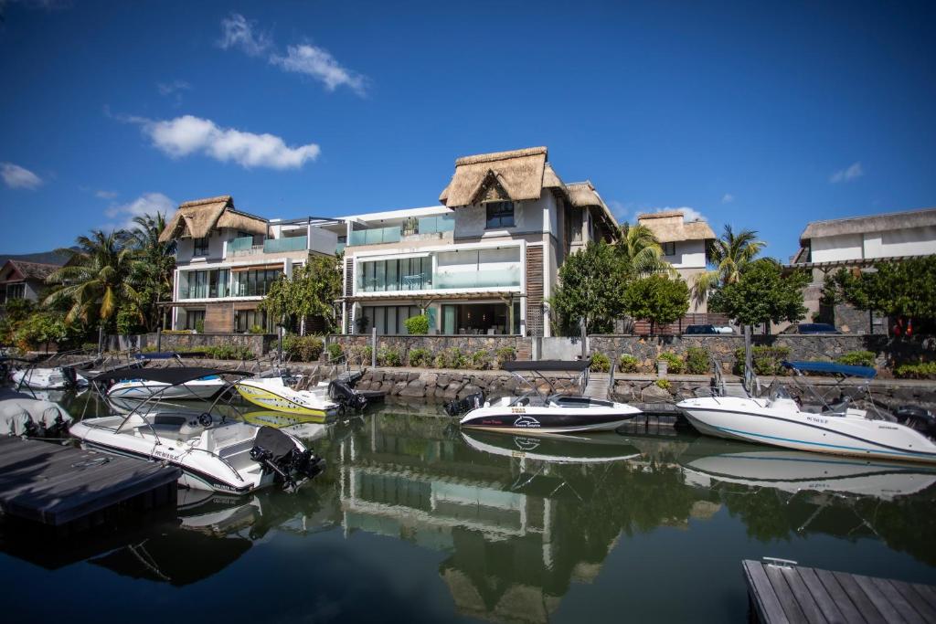 Waterfront Apartment in Marina with sea Access, Riviere Noire