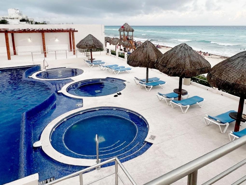 Ocean front beautiful villa, Cancún