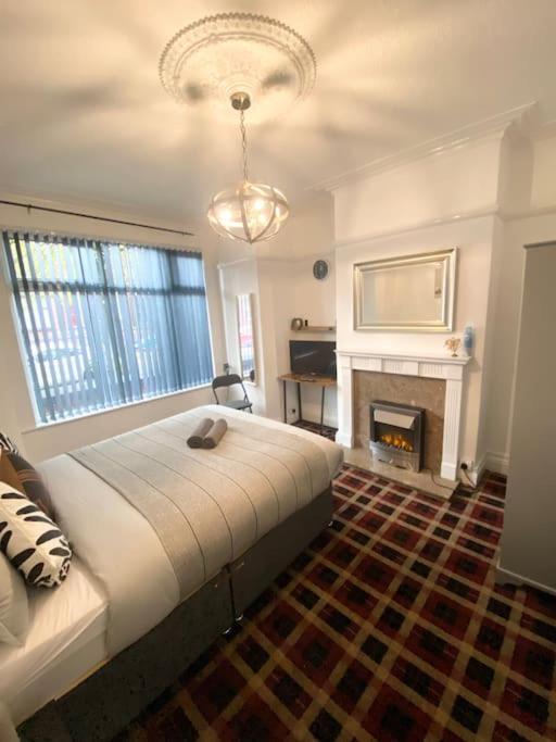 Leeds Super Spacious, 4 Bedroom property City Centre, Killingbeck