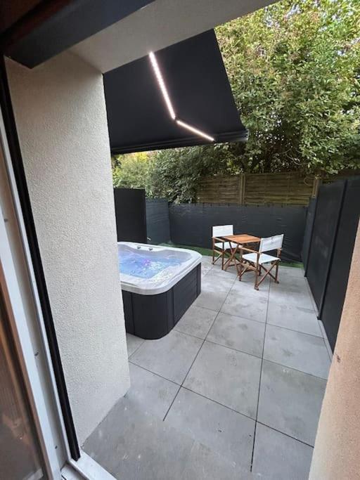 La terrasse abritée et son spa - 5