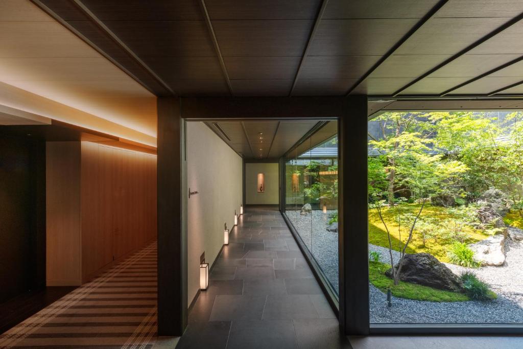 힐튼 교토의 모던하고 세련된 로비 또는 객실 내부