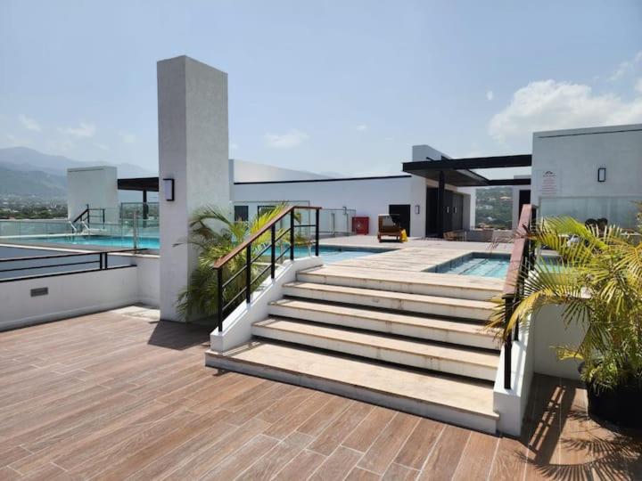 Livin Like Larry ll, Kingston