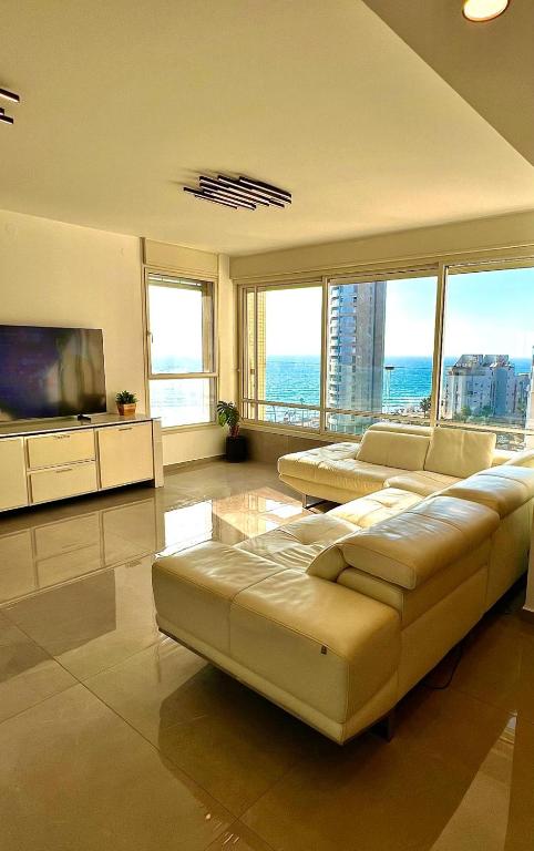 Beachfront apartment in Bat Yam, Bat Jam