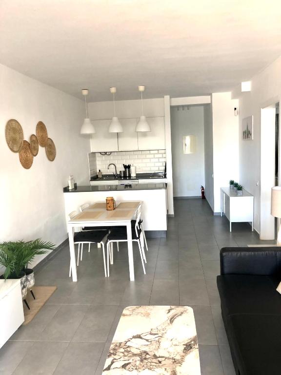 Ground floor apartment with pool, next to the beach - 4