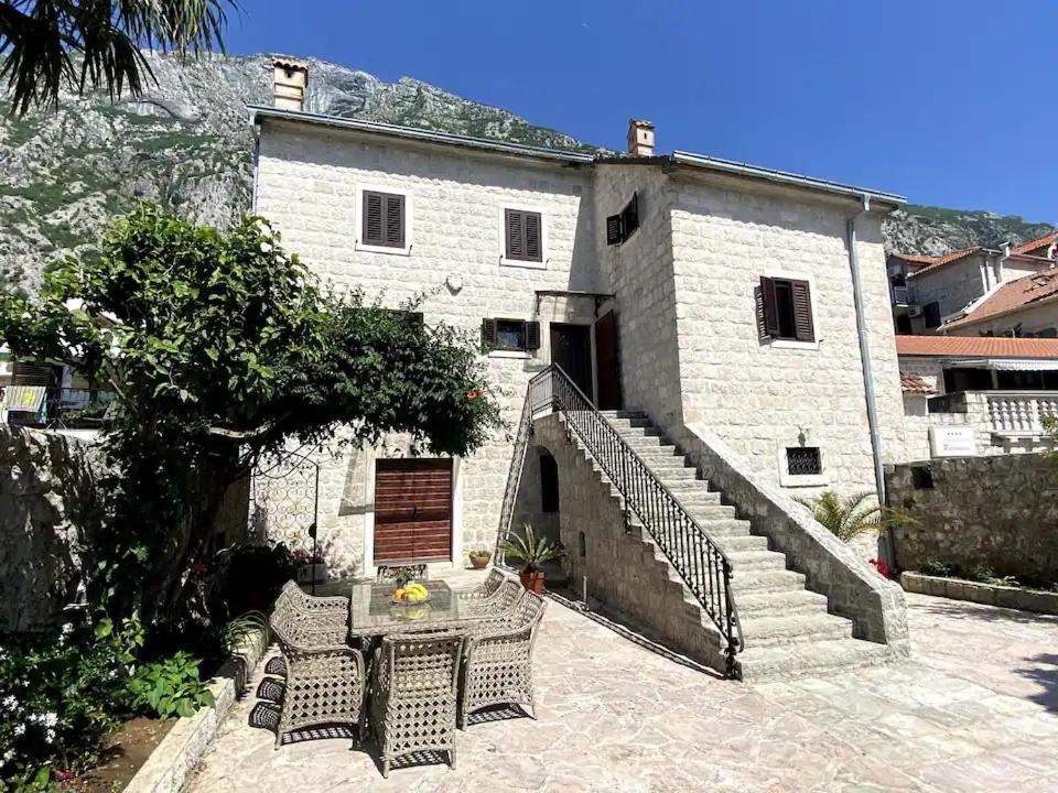 Lazovic- Apartment by the Sea with Amazing View, Dobrota