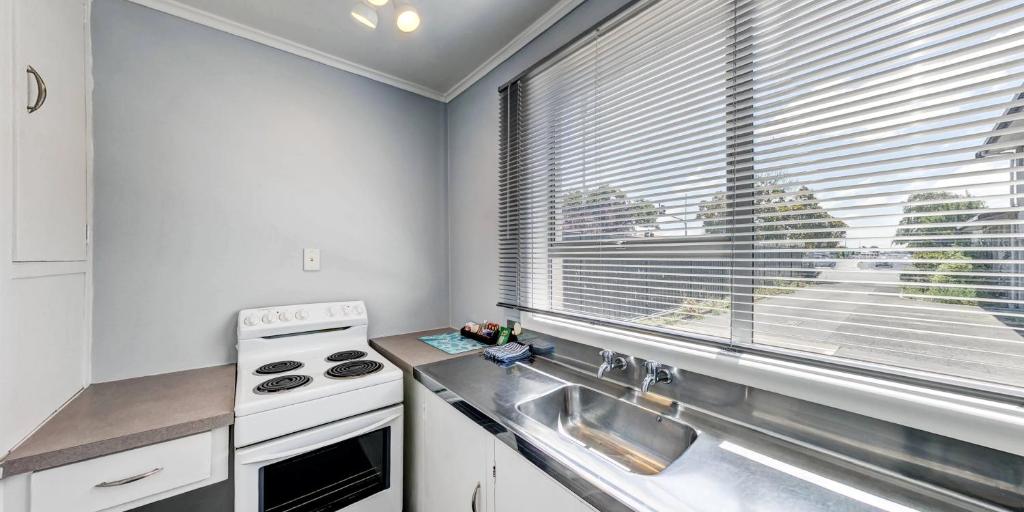 Kitchen, Admiral Motel in Christchurch