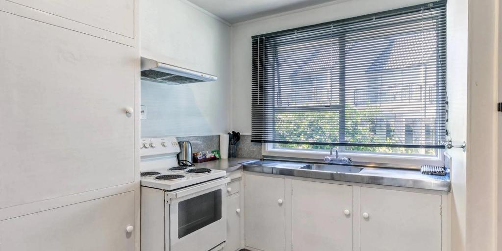 Kitchen, Admiral Motel in Christchurch