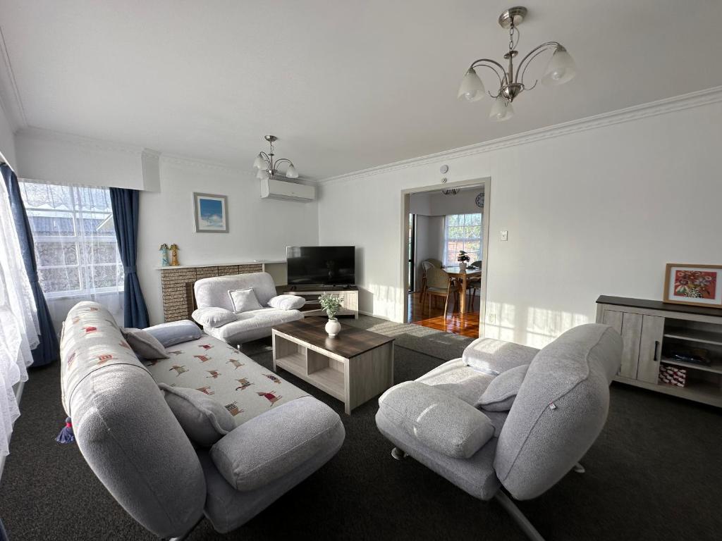 Gracious 3 Bdrm House in Chartwell, Hamilton