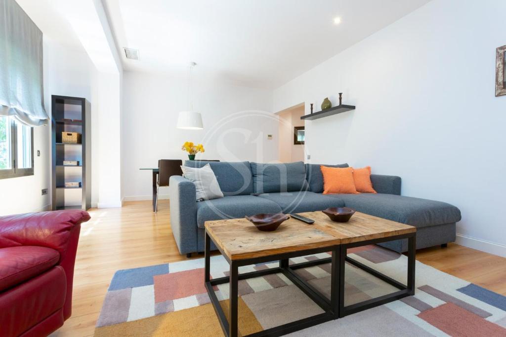 Elegant apartment for 6 beside Sagrada Familia - 1