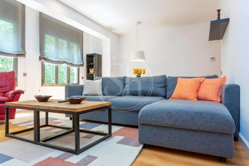 Elegant apartment for 6 beside Sagrada Familia - 4
