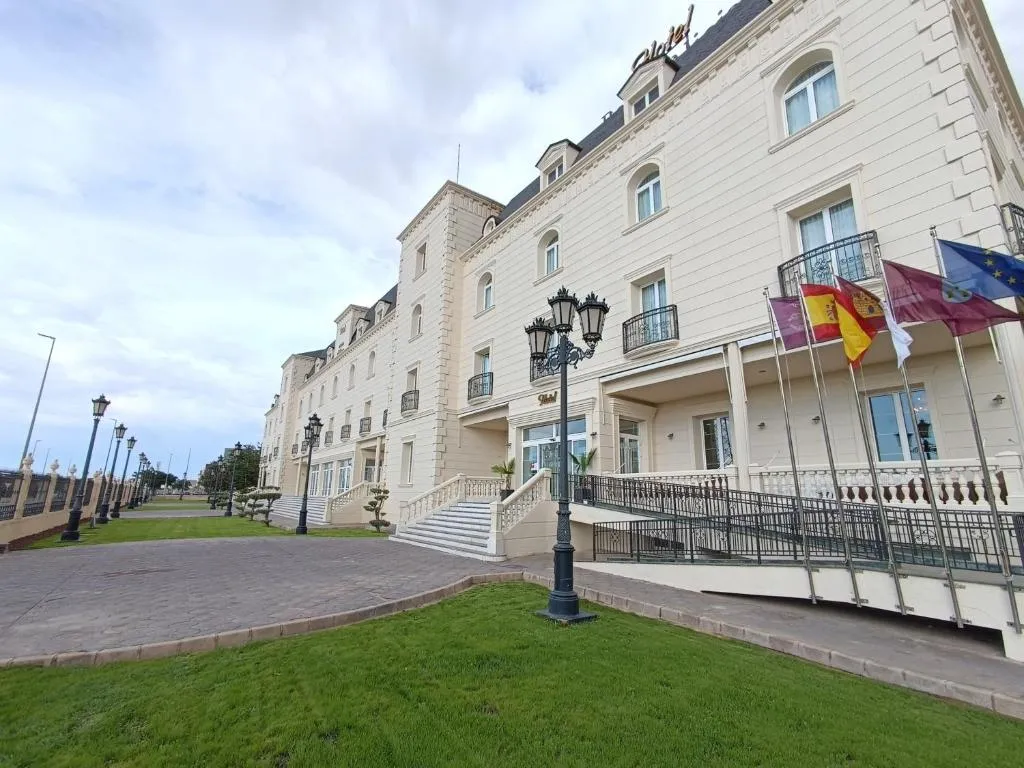Hotel Bossh Alicia，位于阿尔巴塞特的酒店