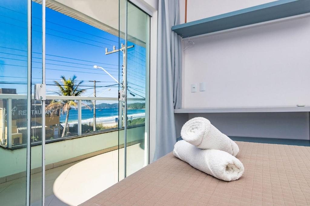 Aline 102 – Aconchegante Apartamento com Vista para o Mar, a Poucos Metros da Praia de Quatro Ilhas., Bombinhas