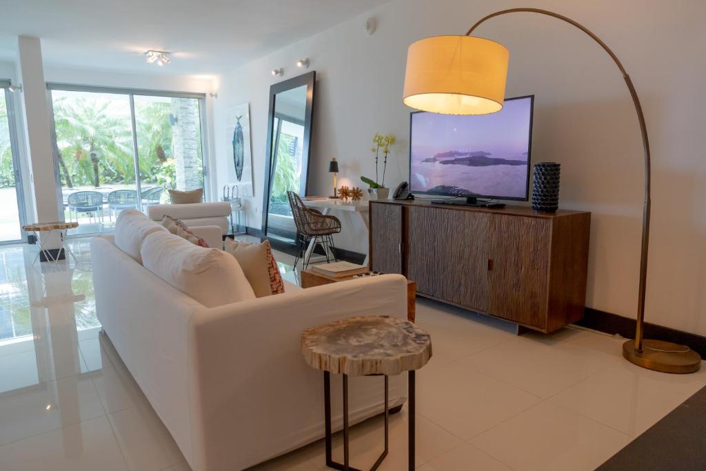 Shared lounge/TV area