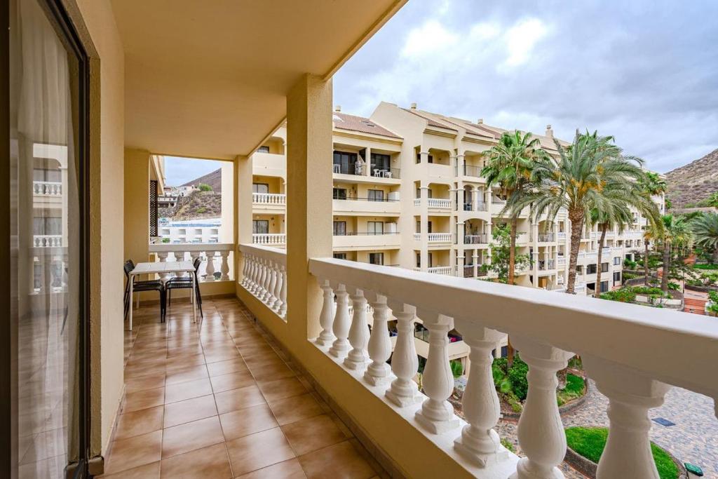 2 bed apart with pool view Castle Harbour C202 - 2