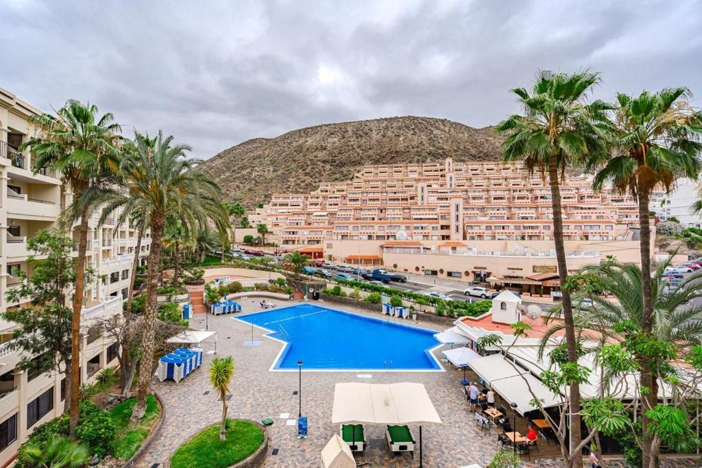 2 bed apart with pool view Castle Harbour C202 - 1