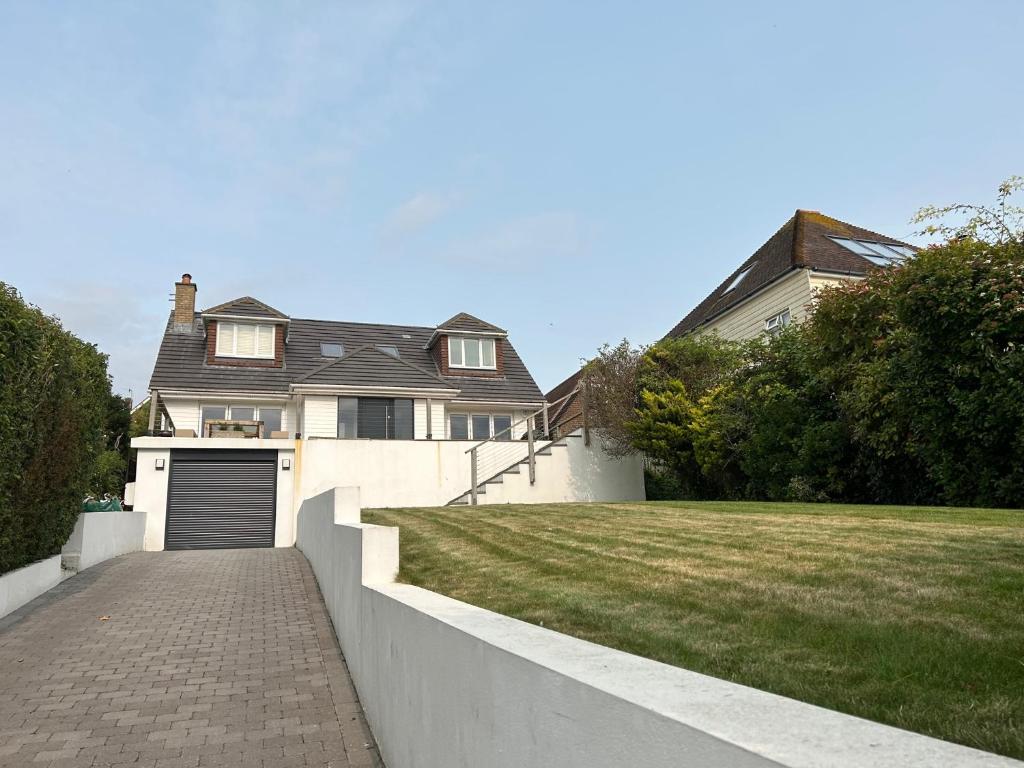 Sanctuary by the Sea with large room incl lounge area, bathroom, direct garden access & free parking, Rottingdean