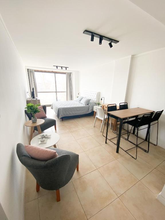 Check and Home - Moderno con Balcón a la Calle - 2