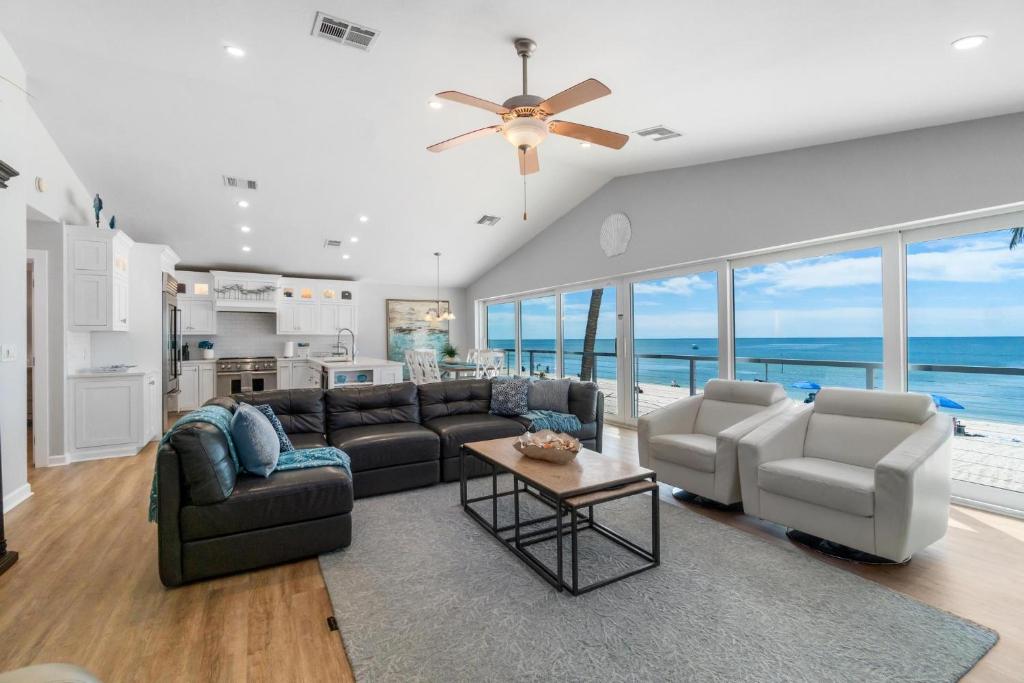 Modern Direct Beachfront Paradise, 3 Bedroom, 2 and Half Bath, Bonita Springs