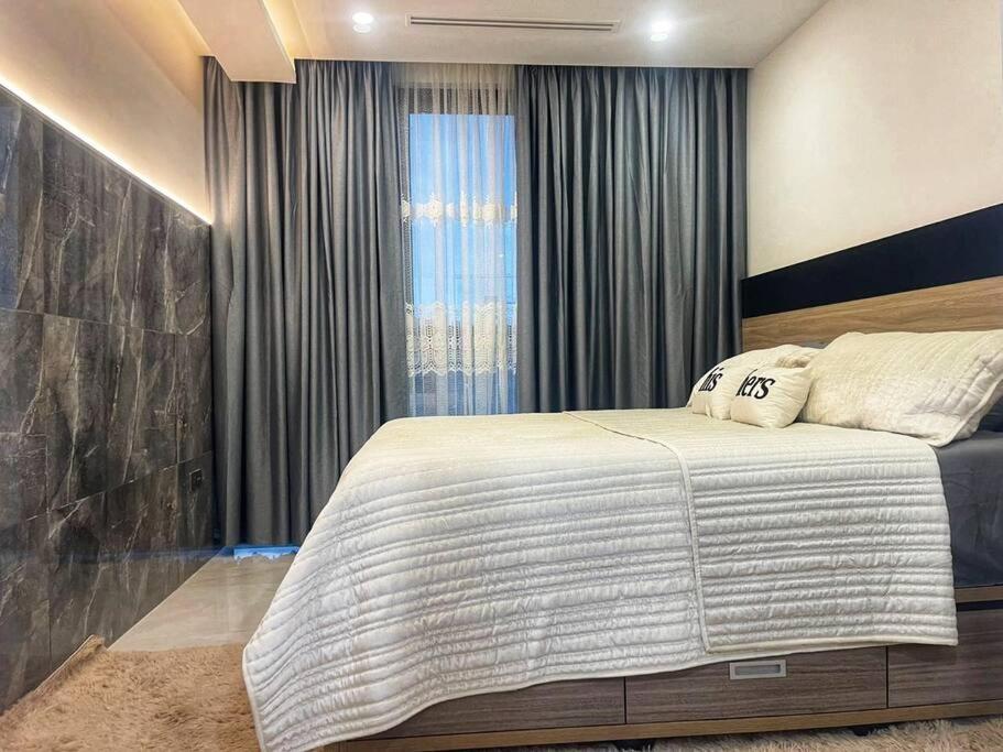 From $40pp - Luxury 1BR with Airport view and Infinity Pool on Rooftop ...