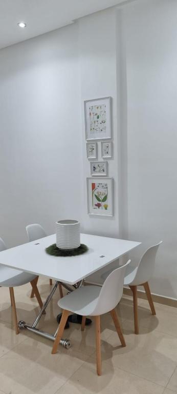 Apparemment à proximité, El Harhoura