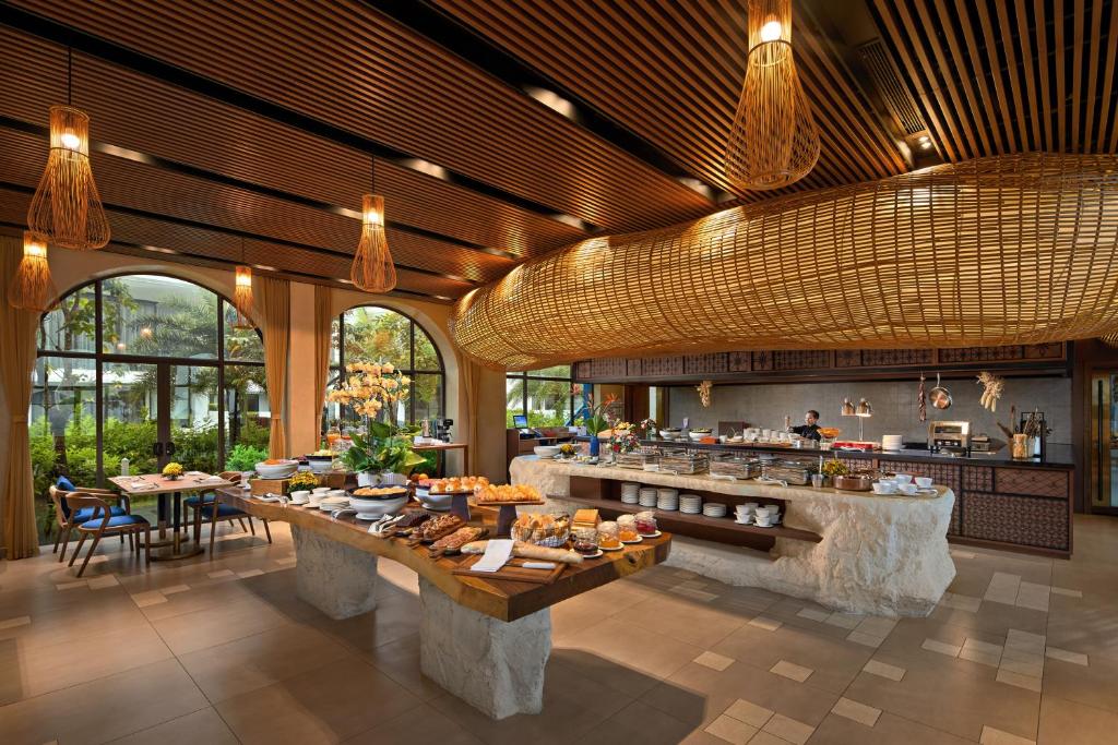 Food and beverages, Wyndham Hoi An Royal Beachfront Resort & Villas in Hoi An