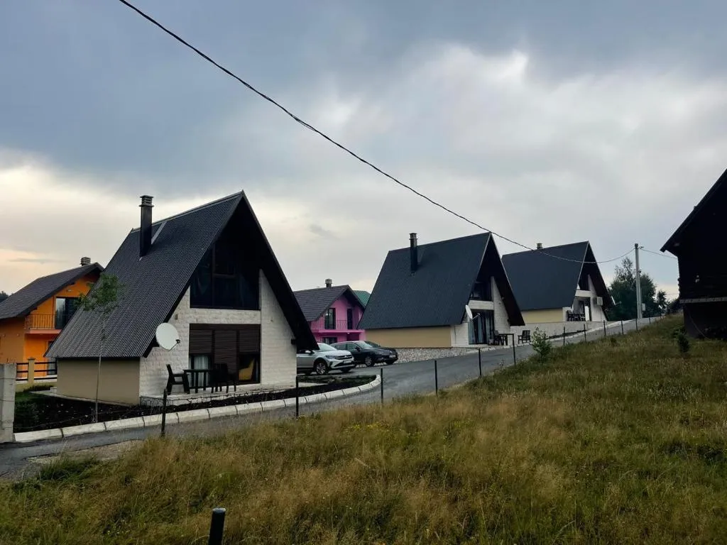 Lux Villas Zabljak，位于扎布利亚克的酒店