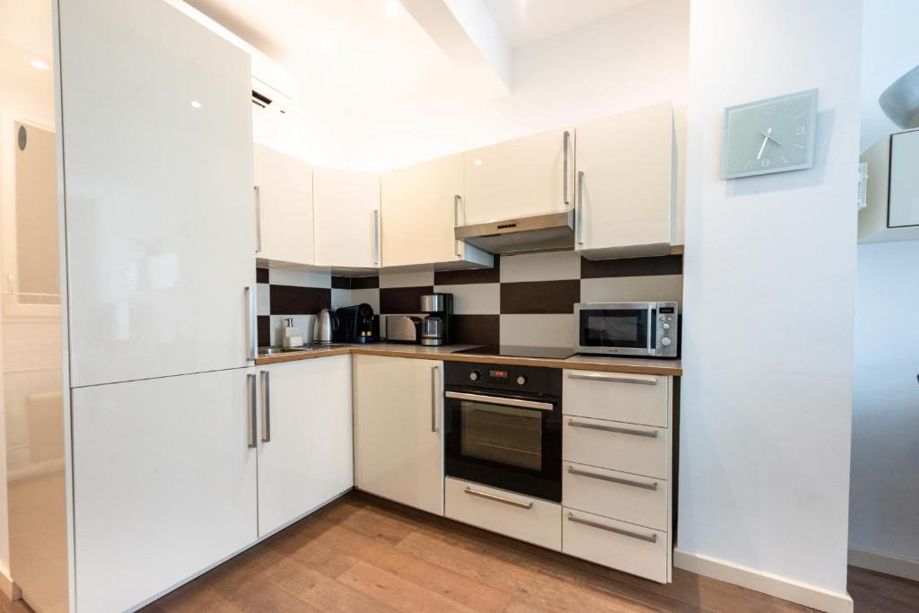 Cannes 1-Br Apartment in the Carré d’Or - 3