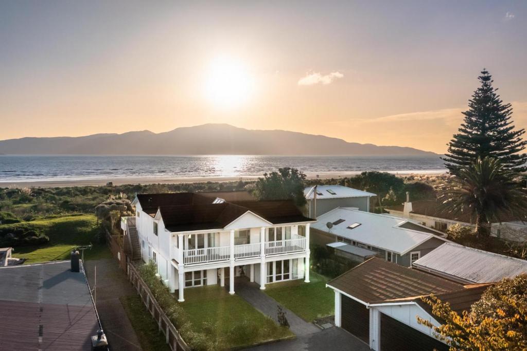 Beachfront Kapiti Sands, up to 25 guests!, Paraparaumu