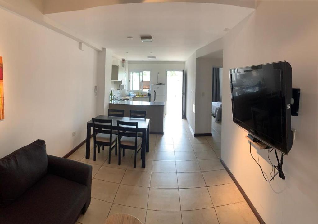 Departamento bien ubicado, espacio amplio y con terraza - 2