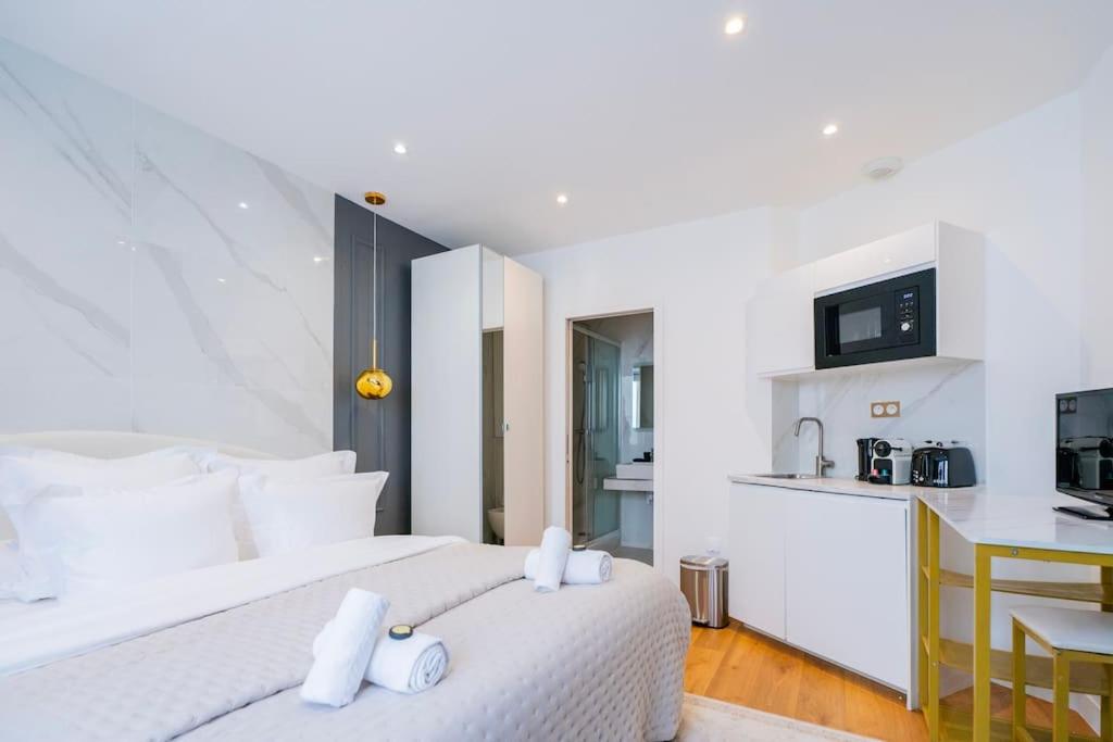 Luxurious Apartment with Stylish Design and Comfort - 104 - 3