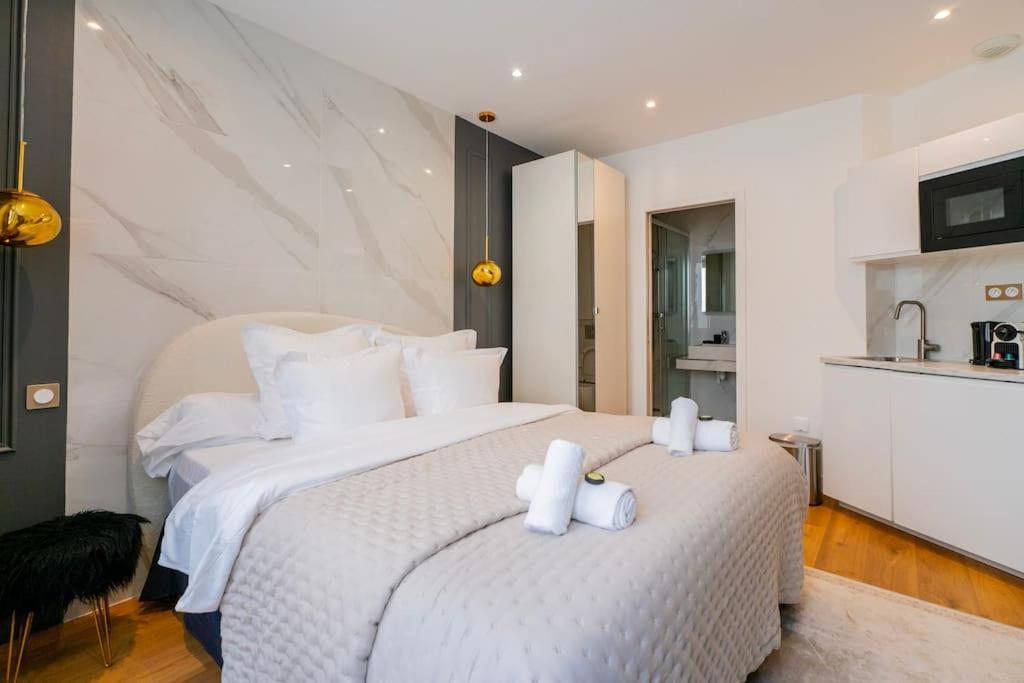 Luxurious Apartment with Stylish Design and Comfort - 104 - 4