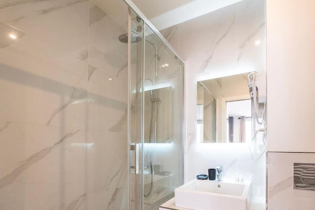 Luxurious Apartment with Stylish Design and Comfort - 104 - 5