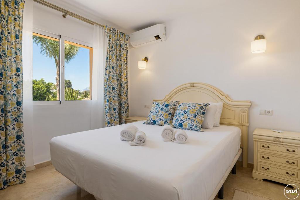 ViVi Homes -Villa Alpetona Private Pool, Garden & Terrace - 4