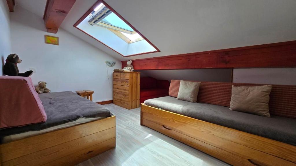 Les Saisies Appartement 6 8 personnes en plein centre avec 1 chambre et 2 espaces sous pentes non fermés - Remontées mécaniques à 200 m - 5