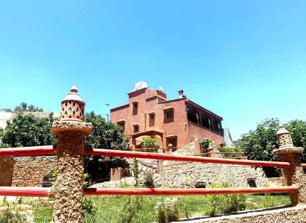 Gite Marbie maison rurale, une expérience naturelle unique, au coeur du moyen atlas, Maroc, hotel in Kasba Tibouda