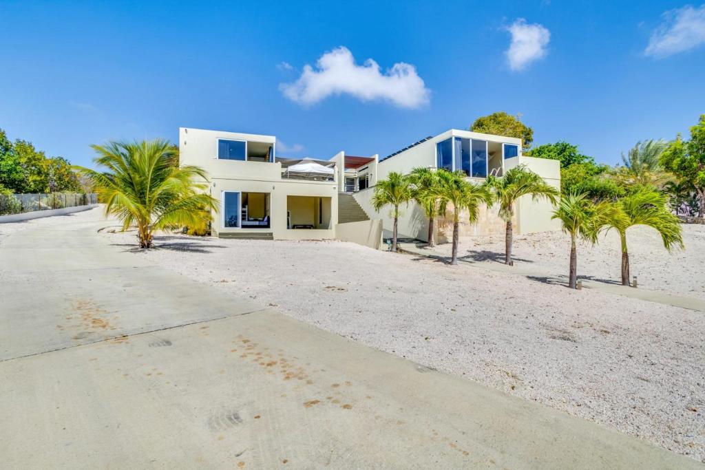 Villa Rowsu with Private Pool and Sea View, Kralendijk