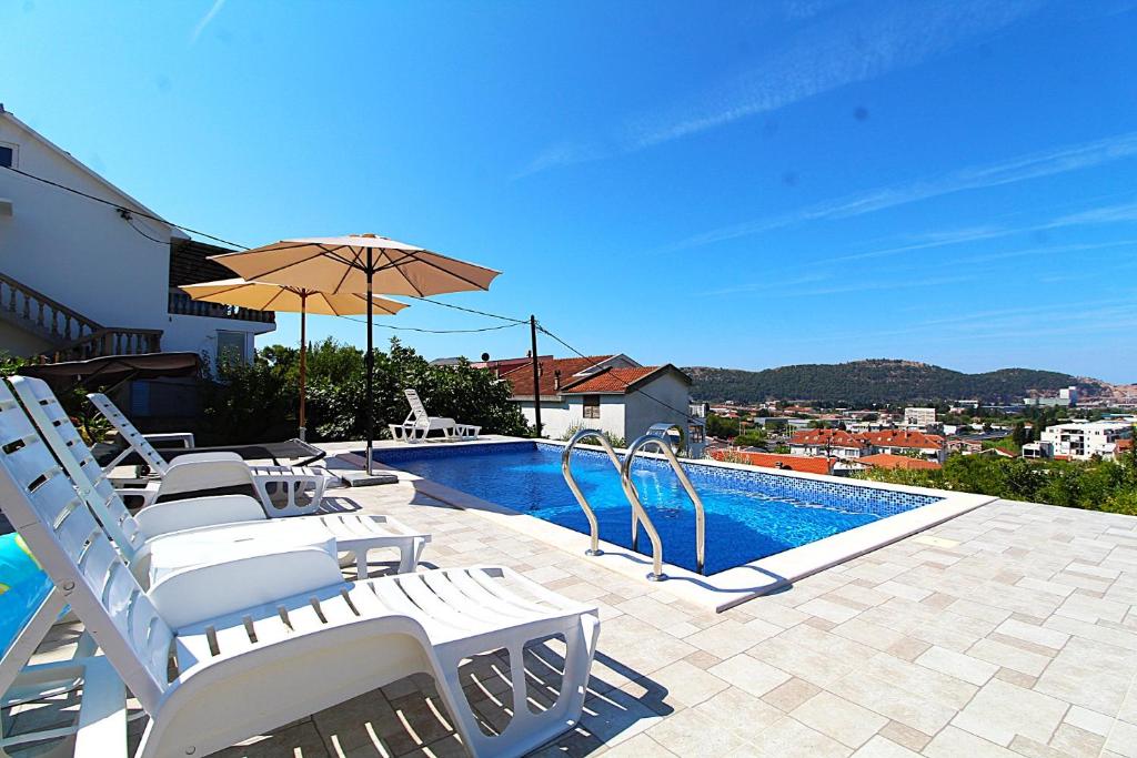 2bd Apt w Private Pool and City View Keka, Bar