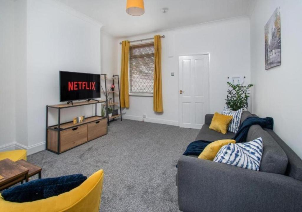 Fascinating 4 Bedroom House in Sicily with Free Street Parking, Goole