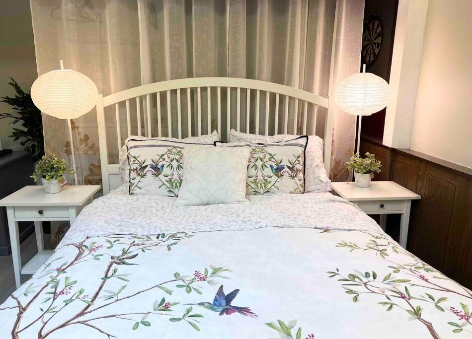 Charming Suite in Tudor house with private entrance and garden, Burnaby