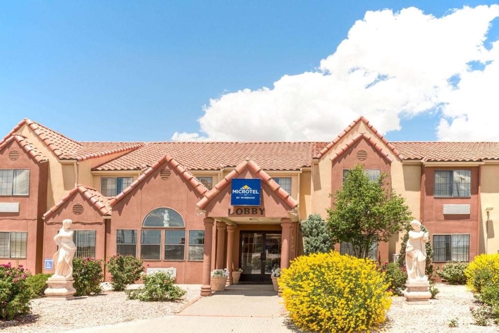 Microtel Inn & Suites by Wyndham Gallup - PET FRIENDLY, Gallup