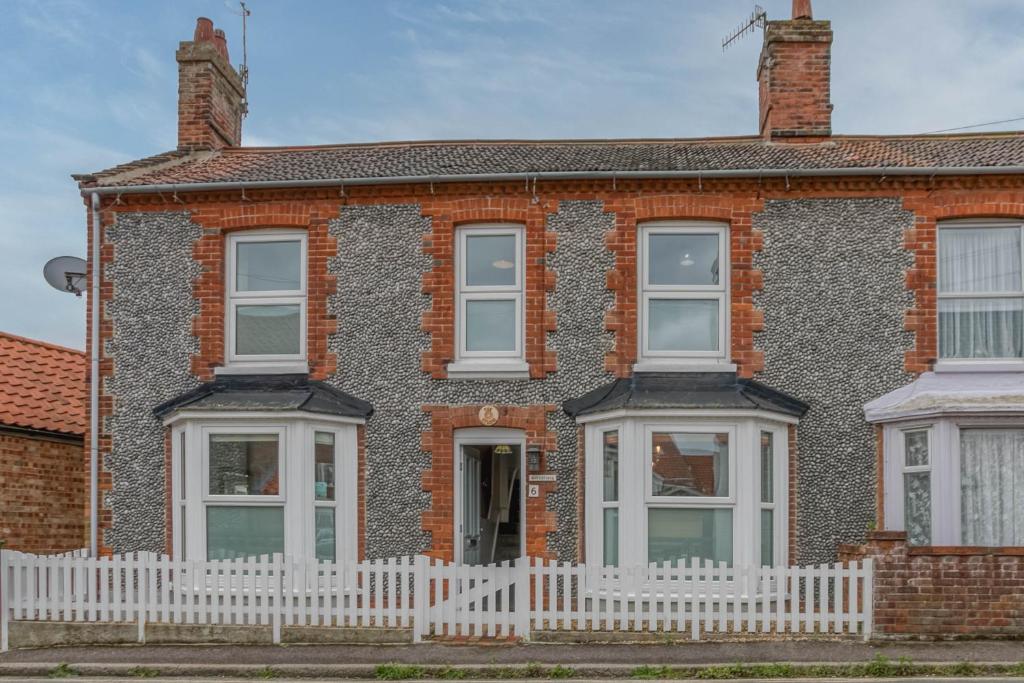 May Cottage - Boutique Coastal Property. Crabpot Cottages Sheringham, Sheringham