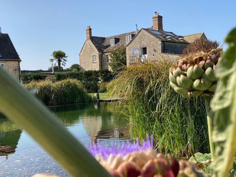The Bothy, with a natural swimming pool, Hailey