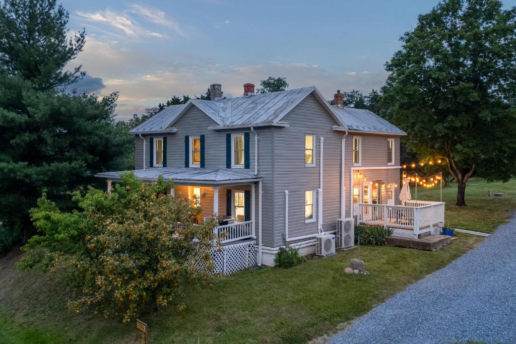 The Orchard, a family friendly home- hot tub, fire pit, yard games, Luray