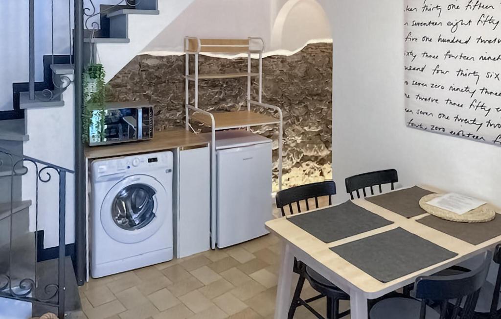 1 Bedroom Lovely Apartment In Moneglia - 2