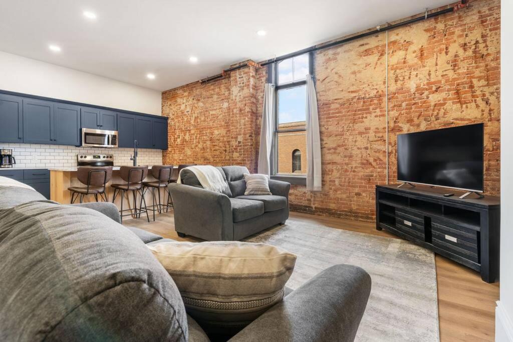 Clay St Suite, Millersburg