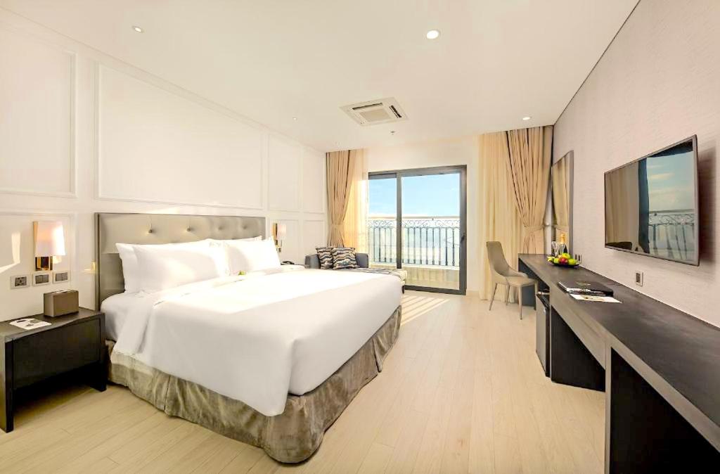 GOLDEN APARTMENT With SEA VIEW