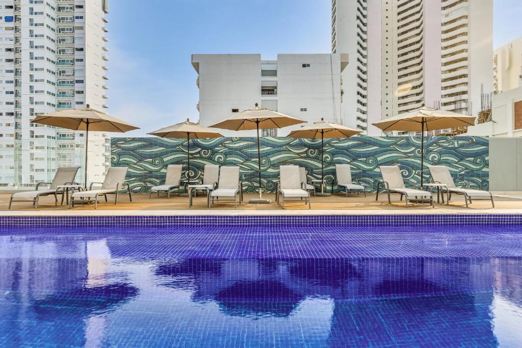 One Acapulco Costera スイミングプール