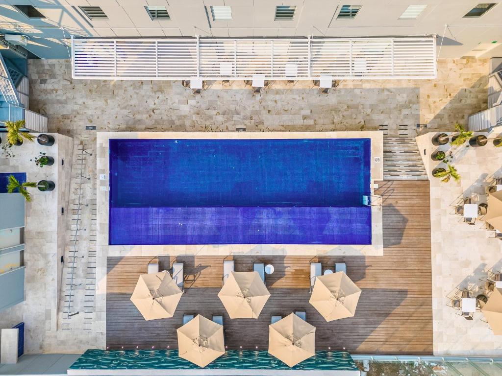 スイミングプール